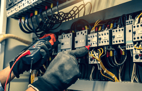 Technicien de EI ELEC en intervention pour une installation électrique, entreprise d’électricité à La Teste-de-Buch